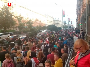 Протестующие в Минске прошли шествием к костелу, где силовики блокировали людей
