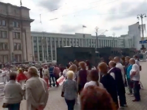 В центр Минска стянуты колонны  спецтехники и автобусы с силовиками