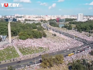 В центре Минска возле стелы собрались десятки тысяч сторонников оппозиции