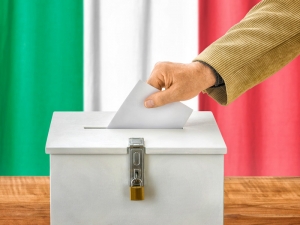 В Италии граждане добились сокращения ненужных депутатов - на 30% в обеих палатах. В России тоже выдвигалась аналогичная инициатива