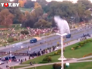 В Минске для разгона протестующих против тайной инаугурации Лукашенко применили водометы и слезоточивый газ