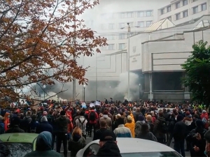 В Киеве закидали петардами и дымовыми шашками здание Конституционного суда
