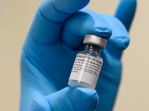 Получивших вакцину от COVID-19 призвали не расслабляться: они могут быть переносчиками инфекции