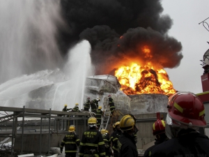 На химическом заводе в Китае произошел взрыв: есть пострадавшие, на борьбу с огнем брошены сотни пожарных