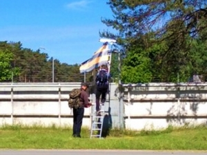 Нацболы проникли на военную базу Латвии, где начались учения НАТО, и вывесили там 'георгиевский' флаг
