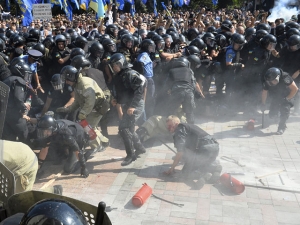 Генпрокуратура Украины признала терактом бросок гранаты в толпу во время столкновений у Верховной Рады