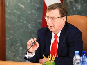 Премьер Латвии выступил против автоматического предоставления гражданства страны детям 