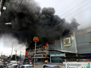 На Филиппинах сгорел торговый центр: почти 40 погибших
