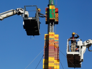 В Тель-Авиве строят рекордную башню из кубиков лего - в память об умершем от рака ребенке, любившем играть в конструктор