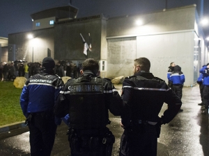 Тюремные надзиратели во Франции бастуют на баррикадах и жгут покрышки после серии нападений заключенных