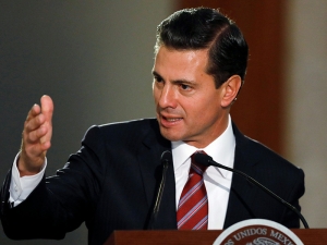 У президента Мексики и министров возникли проблемы с глазами после открытия авиацентра