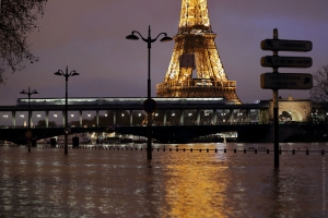 В Париже оранжевый уровень: Сена вышла из берегов, вода продолжает подниматься. Фотофакт