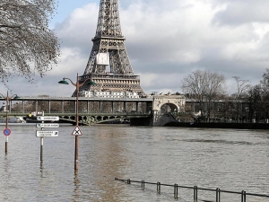 В Париже поднимается уровень воды, Лувр готовят к эвакуации