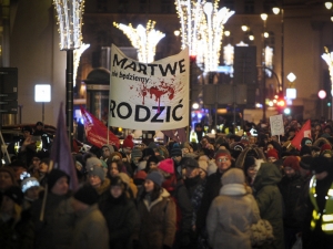 В Польше манифестанты закидали красной краской здание правящей партии из-за планов еще больше ужесточить суровый закон об абортах