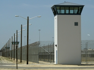 В США сбежавший из тюрьмы заключенный пытался вернуться туда с курицей и выпивкой