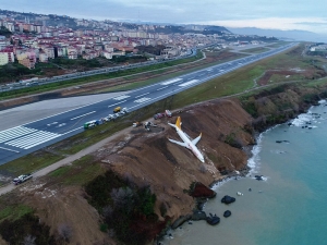В Турции самолет чуть не скатился в море при посадке