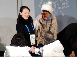 Президент Южной Кореи на Олимпиаде обменялся рукопожатием с сестрой Ким Чен Ына
