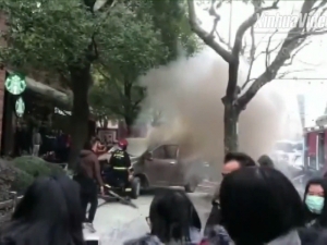 В  Шанхае  фургон  въехал в пешеходов у   Starbucks, около двух десятков пострадавших