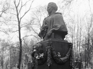 В Киеве в канун дня рождения поэтессы Леси Украинки осквернили ее могилу