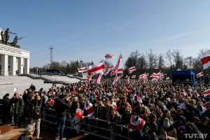 День Воли в Минске: задержания, тысячи людей у театра, БЧБ-флаги только до ограждений