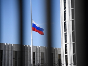 Российские дипломаты не будут снимать флаг РФ со здания консульства в Сиэтле, несмотря на закрытие диппредставительства