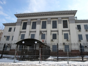 У посольства России в Киеве усилена охрана, часть улицы перекрыли