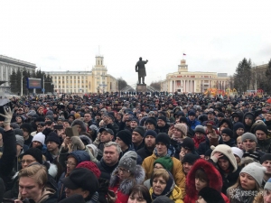 В Кемерове митингующие требовали отставки губернатора, проверяли морг и кладбища