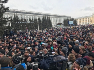 В Кемерове митингующие требовали отставки губернатора, проверяли морг и кладбища. Кемерово, 27 марта. Фото: news.vse42.ru