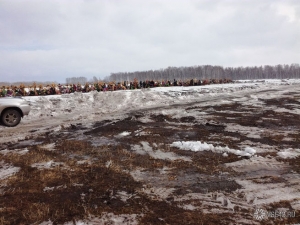 В Кемерове митингующие требовали отставки губернатора, проверяли морг и кладбища. Кладбище, на котором, по слухам, было вырыто 200 могил. Фото: news.vse42.ru