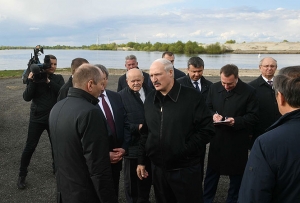 Лукашенко — о новом мосте через Припять: Тут нам поскупиться нельзя. Подарок народу надо дать. Фото: president.gov.by
