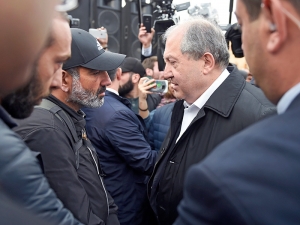 Президент Армении вышел к протестующим в Ереване и передал что-то премьеру