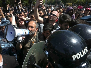 В Ереване полиция массово задерживает демонстрантов - в участки доставили уже более 180 человек