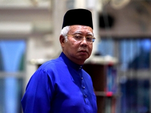 Экс-премьеру Малайзии запретили покидать страну. Закон разберется, пообещал новый глава страны