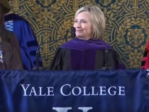 Хиллари Клинтон пришла на вручение дипломов в Йельском  университете с шапкой-ушанкой
