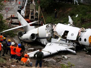 В  международном аэропорту  Гондураса при посадке разломился  надвое частный самолет из США