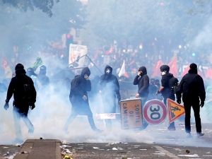 В ходе первомайского шествия в Париже вспыхнули беспорядки, полиция применила газ и водометы