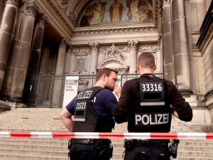 Немецкая полиция открыла огонь по буйному мужчине в Берлинском кафедральном соборе