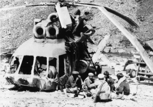 В Афганистане нашли сбитого 30 лет назад советского летчика. Моджахеды вокруг сбитого советского самолета. Фото: Reuters
