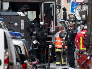 В Париже полицейские задержали мужчину, захватившего заложников