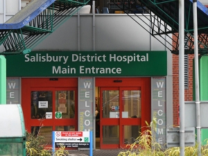 Двое пострадавших от неизвестного вещества госпитализированы в британском Солсбери