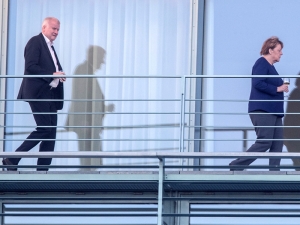 Меркель экстренно встретилась с главой МВД, пригрозившим уйти в отставку из-за миграционной политики