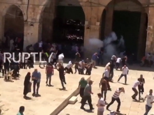 В Израиле беспорядки на Храмовой горе обернулись штурмом мечети Аль-Акса