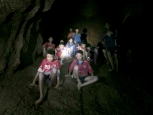 В Таиланде началась спецоперация по спасению заблокированных в пещере школьников