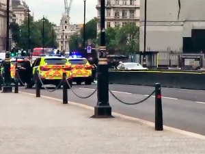 Автомобиль врезался в заграждение рядом с парламентом Британии