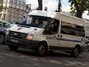 Неизвестный напал с ножом на людей около французского Версаля, двое погибших