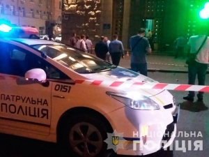 В Харькове мужчина открыл стрельбу из двух пистолетов у здания горсовета: погиб полицейский