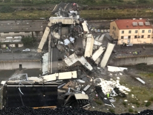 В итальянской Генуе обрушился автомобильный мост, сообщается о десятках погибших (ФОТО, ВИДЕО)