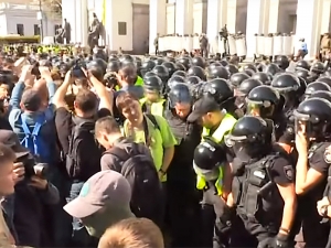 У здания Верховной Рады в Киеве митингующие подрались с полицией, есть пострадавшие