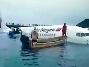 В Микронезии пассажирский самолет скатился в океан при аварийной посадке (ФОТО, ВИДЕО)