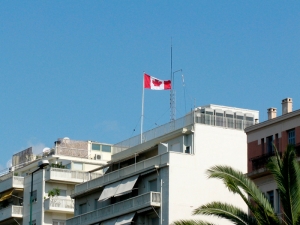Группа неизвестных с кувалдами напала на посольство Канады в Афинах